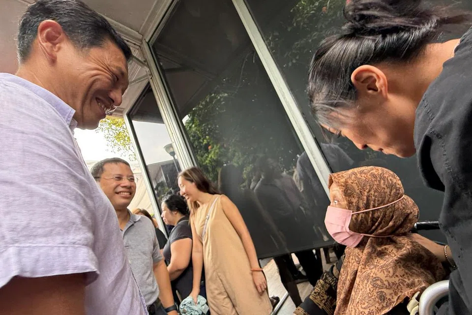 Menteri Kesihatan, Encik Ong Ye Kung (kiri), bersama Menteri Pembangunan Negara, Encik Desmond Lee, bertanyakan khabar kepada Cik Herlina Sarip (kanan) dan Cik Hamidah Jaapar, penduduk Clementi West, dalam majlis pelancaran Hab Penduduk Kita di West Coast pada 2 April.