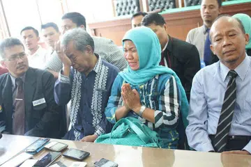 Encik Makmur Hasugian (dua dari kiri) dan isterinya, Cik Arista Purba, memohon maaf kepada penganut Kristian semasa sidang media di Persatuan Peguam Indonesia (Peradi) di Medan pada 1 September. 