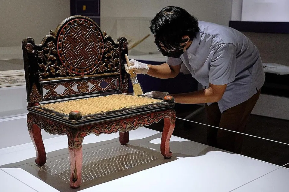 KERUSI BERKHATAN: Kerusi kayu dengan ukiran yang rumit dan anyaman rotan ini digunakan oleh bangsawan kraton (istana) di Yogyakarta. Anak lelaki yang dikhatankan akan duduk di atas kerusi semasa 'tukang sepit' (Tok Mudin di Jawa) melakukan berkhatan. 