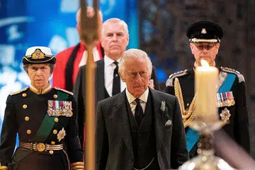 HADIRI ACARA PENGHORMATAN KEMANGKATAN RATU ELIZABETH: Raja Charles III (depan, tengah), bersama-sama Puteri Diraja, Puteri Anne (kiri); Duke of York (belakang, tengah), Putera Andrew; dan Earl of Wessex, Putera Edward (kanan), tiba di Gereja St Giles, di Edinburgh, Scotland, kelmarin, bagi upacara penghormatan jenazah Ratu Elizabeth II yang mangkat pada 8 September lalu. - Foto-foto AFP
