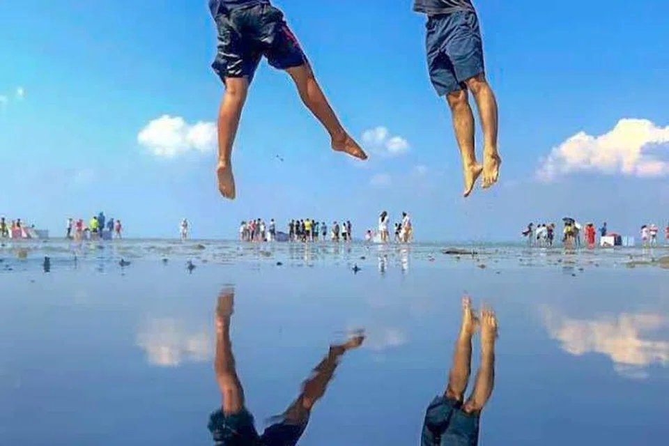Sky Mirror atau Pantai Cermin yang terletak di Kuala Selangor, Selangor, adalah antara tempat pelancongan wajib kunjung kerana fenomena semula jadi yang unik, menampakkan pantulan seperti cermin langit di atas pasir basah semasa air surut.