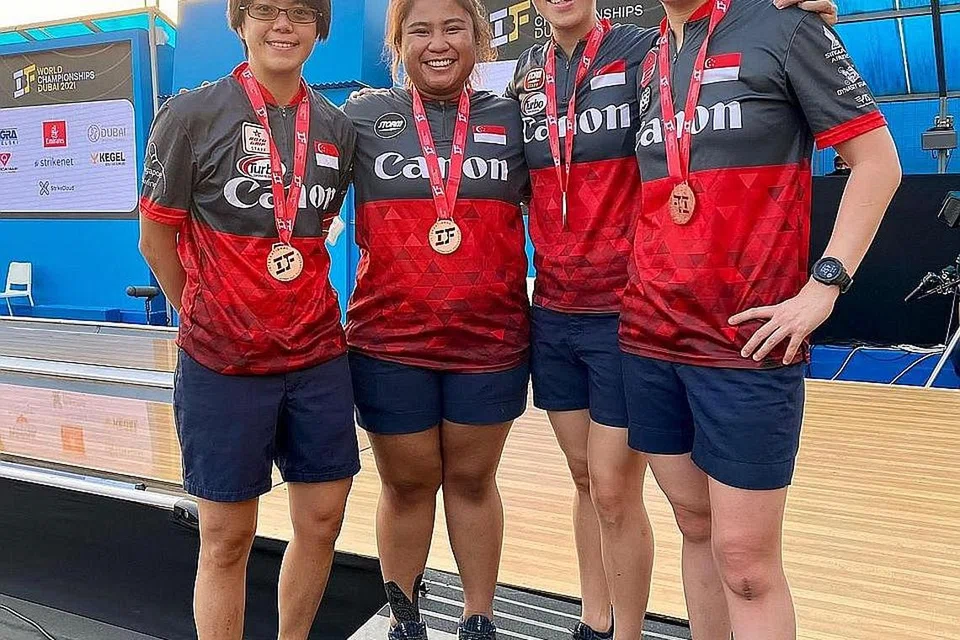 DETIK MANIS: Iliya (dua dari kiri) bersama (dari kiri) Tan, Ng dan New menang pingat gangsa dalam acara berpasukan trio wanita. - Foto-Foto PERSEKUTUAN BOWLING SINGAPURA 