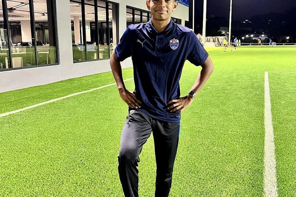 KEMUDAHAN: Antara kemudahan yang ditawarkan di pusat latihan bersepadu bernilai $10 juta dan sebesar 28,000 meter persegi itu termasuk lima padang bola sepak, bilik fisioterapi, gimnasium, bilik analisis serta kemudahan belajar untuk pelatih akademi. - Foto LION CITY SAILORS MANFAAT: Pelatih akademi Sailors, Muhammad Idzham Eszuanshah berharap dapat memanfaatkan kemudahan di pusat latihan bersepadu itu untuk mencapai impian menjadi pemain bola sepak profesional. - Foto BH oleh HAKIM YUSOF