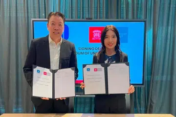 Presiden Case, Encik Melvin Yong (kiri), dan presiden Persatuan Guaman Singapura, Cik Lisa Sam, merasmikan kerjasama kededua badan itu dengan menandatangani memorandum persefahaman. 
