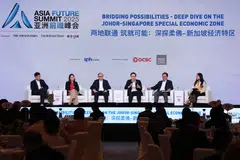 Anggota panel di Sidang Puncak Masa Depan Asia 2025 terdiri daripada (dari kiri) Pengasas dan Ketua Pegawai Eksekutif Q & M Dental Group (Singapura), Dr Ng Chin Siau; Pengarah Pejabat Program Zon Ekonomi Khas Johor-Singapura,  Lembaga Kemajuan Ekonomi (EDB), Cik Esther Teo; Ketua Pegawai Eksekutif OCBC Malaysia, Encik Tan Chor Sen; Pengerusi Jawatankuasa Pelaburan, Perdagangan, Hal Ehwal Pengguna dan Sumber Manusia Negeri Johor, Encik Lee Ting Han; Penasihat Ekonomi dan Pelaburan Negeri Johor, Datuk Sri Utama Hasni Mohammad; serta pengerusi panel, Editor Perniagaan Lianhe Zaobao, Cik Shen Yue.
