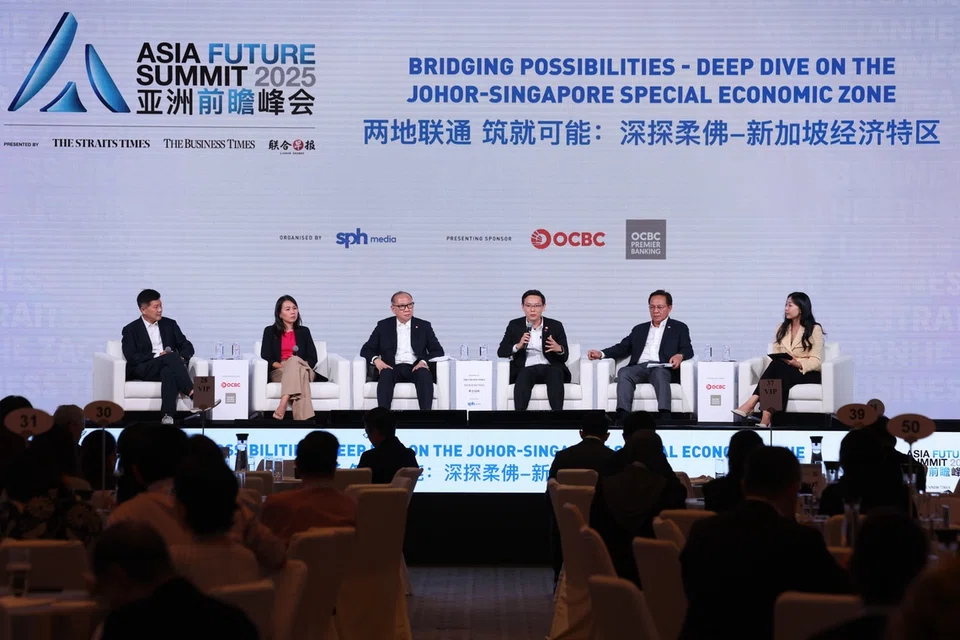 Anggota panel di Sidang Puncak Masa Depan Asia 2025 terdiri daripada (dari kiri) Pengasas dan Ketua Pegawai Eksekutif Q & M Dental Group (Singapura), Dr Ng Chin Siau; Pengarah Pejabat Program Zon Ekonomi Khas Johor-Singapura,  Lembaga Kemajuan Ekonomi (EDB), Cik Esther Teo; Ketua Pegawai Eksekutif OCBC Malaysia, Encik Tan Chor Sen; Pengerusi Jawatankuasa Pelaburan, Perdagangan, Hal Ehwal Pengguna dan Sumber Manusia Negeri Johor, Encik Lee Ting Han; Penasihat Ekonomi dan Pelaburan Negeri Johor, Datuk Sri Utama Hasni Mohammad; serta pengerusi panel, Editor Perniagaan Lianhe Zaobao, Cik Shen Yue.