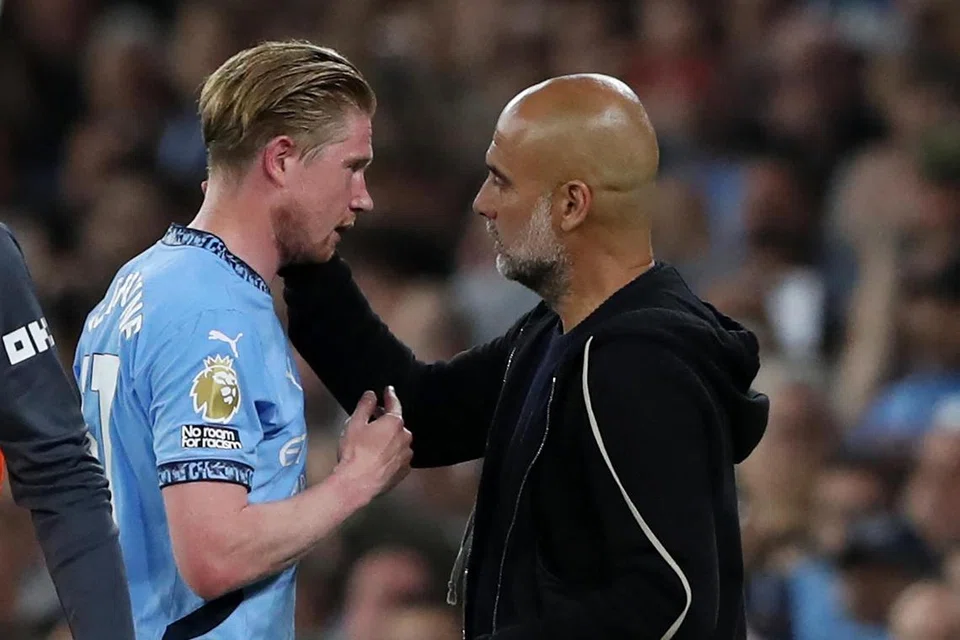 Pengurus Manchester City, Pep Guardiola (kanan) bersama kapten Kevin De Bruyne yang beraksi buat kali terakhir di Stadium Etihad, Manchester.