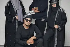 TERBUKA USAHAKAN SINERGI: Poetic Maleeka yang terdiri daripada Laika (kanan) dan Kasilda (kiri) sentiasa menanti peluang bangun kerjasama dan perkongsian idea dengan bakat muzik setempat seperti Anissul Asaad (dua dari kiri) dan Abang Bobb. Single Gari dan Duri menjadi kerja seni kolaborasi yang dijayakan bersama. - Foto BH oleh KHALID BABA