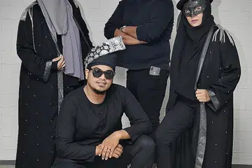 TERBUKA USAHAKAN SINERGI: Poetic Maleeka yang terdiri daripada Laika (kanan) dan Kasilda (kiri) sentiasa menanti peluang bangun kerjasama dan perkongsian idea dengan bakat muzik setempat seperti Anissul Asaad (dua dari kiri) dan Abang Bobb. Single Gari dan Duri menjadi kerja seni kolaborasi yang dijayakan bersama. - Foto BH oleh KHALID BABA