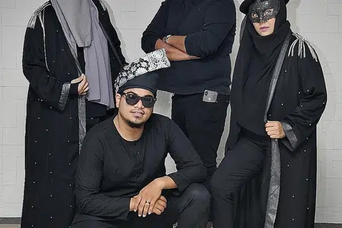 TERBUKA USAHAKAN SINERGI: Poetic Maleeka yang terdiri daripada Laika (kanan) dan Kasilda (kiri) sentiasa menanti peluang bangun kerjasama dan perkongsian idea dengan bakat muzik setempat seperti Anissul Asaad (dua dari kiri) dan Abang Bobb. Single Gari dan Duri menjadi kerja seni kolaborasi yang dijayakan bersama. - Foto BH oleh KHALID BABA