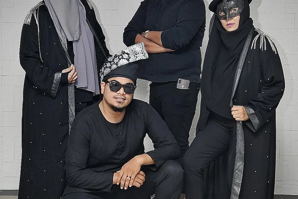 TERBUKA USAHAKAN SINERGI: Poetic Maleeka yang terdiri daripada Laika (kanan) dan Kasilda (kiri) sentiasa menanti peluang bangun kerjasama dan perkongsian idea dengan bakat muzik setempat seperti Anissul Asaad (dua dari kiri) dan Abang Bobb. Single Gari dan Duri menjadi kerja seni kolaborasi yang dijayakan bersama. - Foto BH oleh KHALID BABA