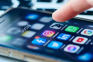 Penggunaan media sosial seperti Facebook, Instagram, TikTok dan X (dahulu Twitter) memberikan keupayaan menyeluruh dalam menyebarkan dakwah disebabkan kepantasan dan sifatnya yang global. 