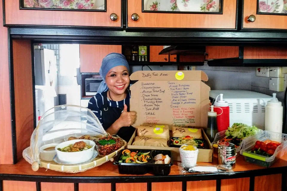 PROSES PERNIAGAAN LEBIH LANCAR: Dengan menggunakan aplikasi The Halal People, Cik Henny berkongsi proses tempahan makanan dan mencari penghantar makanan lebih mudah. - Foto ihsan HENNY HIDAWATY SUMARDI