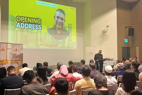 Presiden Dewan Perniagaan dan Perusahaan Melayu Singapura (DPPMS), Encik Abdul Malik Hassan, memberikan ucapan pembukaan di sesi ‘townhall’ atau taklimat umum pada 27 Jun.