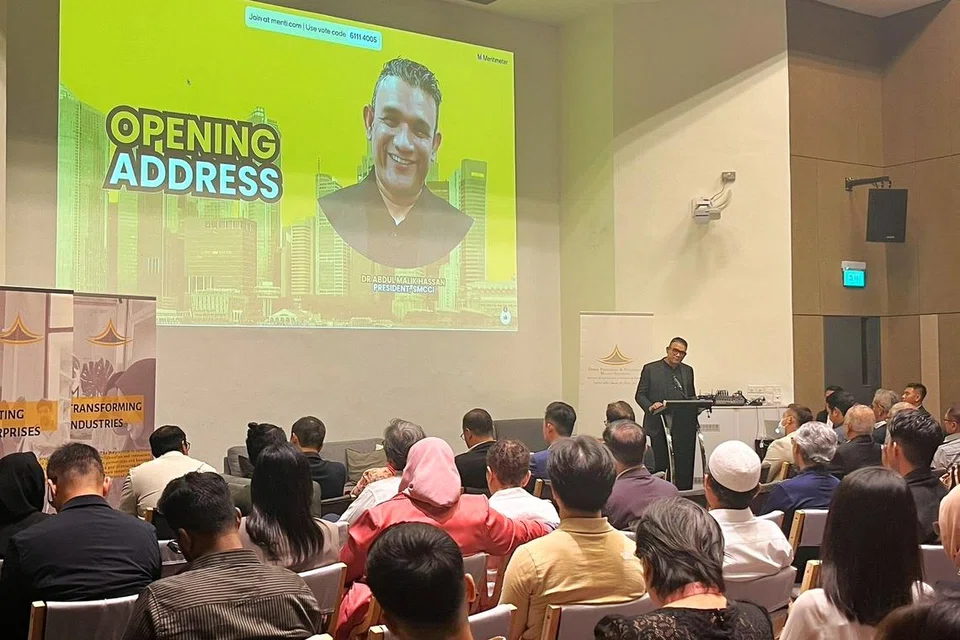 Presiden Dewan Perniagaan dan Perusahaan Melayu Singapura (DPPMS), Encik Abdul Malik Hassan, memberikan ucapan pembukaan di sesi ‘townhall’ atau taklimat umum pada 27 Jun.