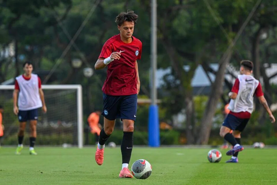 Pemain pertahanan Cardiff City, Perry Ng, sudah menjalani latihan bersama pasukan Singa sejak 2025. Beliau kini menanti proses permohonan kewarganegaraannya menerusi Skim Bakat Sukan Asing untuk menyertai skuad Singa secara rasmi.
