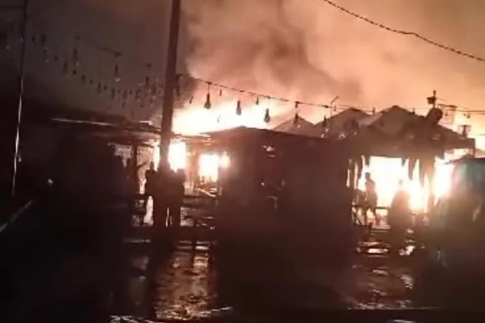 MUSNAH DIJILAT API: Dalam kebakaran kira-kira 8.30 malam pada Isnin, api merebak dengan pantas dan pihak bomba dan penyelamat terpaksa menggunakan teknik kepungan untuk memadam kebakaran.