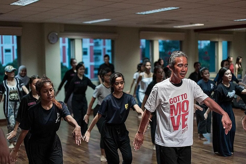 PELUANG MENGEKSPRESIKAN DIRI: Melalui pengalaman hands-on, Encik Azmi (berbaju putih) kadangkala memberi peluang kepada anggotanya untuk berbincang dan mencuba mereka koreografi persembahan mereka sendiri. Foto dirakaml sebelum penularan Covid-19. - Foto AZPIRASI 