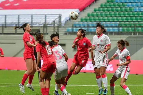 Aksi perlawanan persahabatan antara Singapura dan Hong Kong di Stadium Jalan Besar pada malam Khamis (23 Jun). 