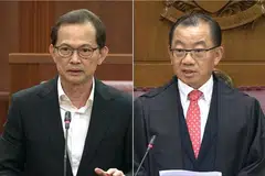 Speaker Parlimen, Encik Seah Kian Peng (kanan), berkata komen yang dibuat Anggota Parlimen Tanpa Kawasan Undi (NCMP), Encik Leong Mun Wai (kiri), dalam podcast ‘Yah Lah But’ menimbulkan persoalan tentang keadilan dan kesaksamaannya sebagai Speaker.