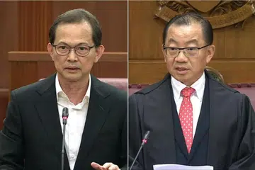 Speaker Parlimen, Encik Seah Kian Peng (kanan), berkata komen yang dibuat Anggota Parlimen Tanpa Kawasan Undi (NCMP), Encik Leong Mun Wai (kiri), dalam podcast ‘Yah Lah But’ menimbulkan persoalan tentang keadilan dan kesaksamaannya sebagai Speaker.