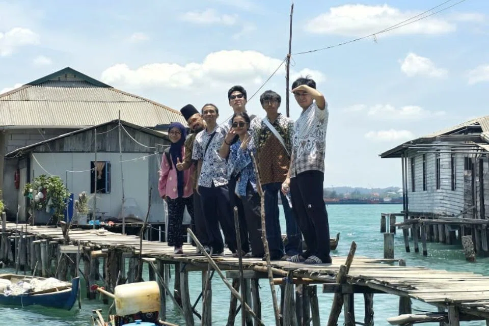 Asnida Daud (kiri) kini membawa keluarganya untuk mencari saudaranya demi mengeratkan pertalian keluarga.