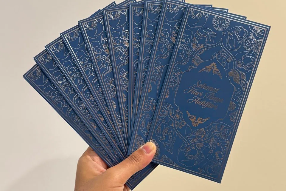 Sampul Raya Mendaki yang direka oleh mahasiswi tahun kedua sebuah universiti di Australia, Cik Athirah Alfaiz Loqman. 