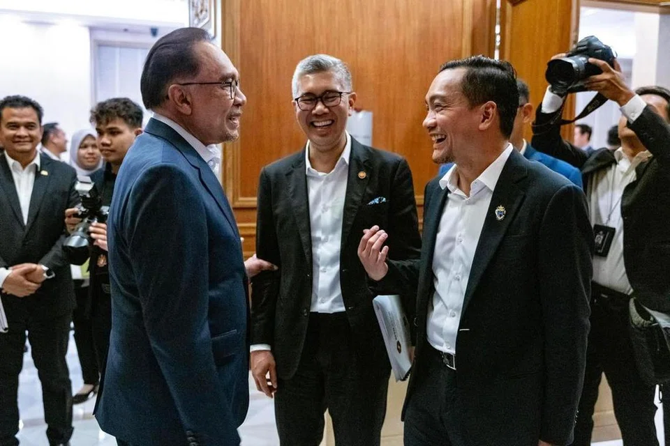Menteri Besar Johor, Datuk Onn Hafiz Ghazi (kanan) berbual mesra bersama Perdana Menteri Malaysia, Datuk Seri Anwar Ibrahim (kiri) selepas Mesyuarat Pembangunan Negeri Johor di Putrajaya, pada 28 Februari.