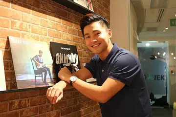 ADA PRINSIP DAN ENGGAN DIPERLEKEH: Alvin Chong adalah anak seni berbangsa Cina yang mula selesa mewarnai dunia hiburan Melayu, penuh kesantunan dalam tutur katanya tetapi tegas dalam menangani komen 'netizen' yang melampau. - Foto BM oleh PUTRI MARDHIYAH YAZID