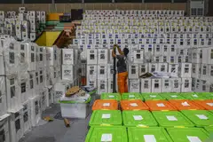 Seorang petugas pilihan raya berdiri berhampiran peti undi dalam proses pengiraan undi di dewan sukan yang bertukar menjadi pusat pengiraan undi di Jakarta, Indonesia, pada 28 Februari.