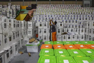 Seorang petugas pilihan raya berdiri berhampiran peti undi dalam proses pengiraan undi di dewan sukan yang bertukar menjadi pusat pengiraan undi di Jakarta, Indonesia, pada 28 Februari.