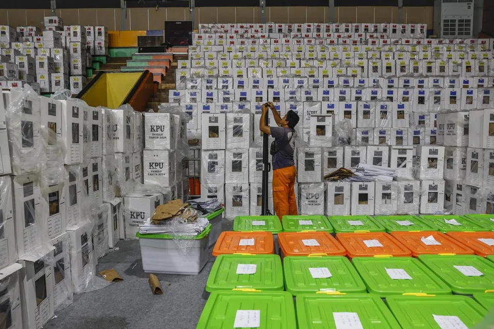 Seorang petugas pilihan raya berdiri berhampiran peti undi dalam proses pengiraan undi di dewan sukan yang bertukar menjadi pusat pengiraan undi di Jakarta, Indonesia, pada 28 Februari.