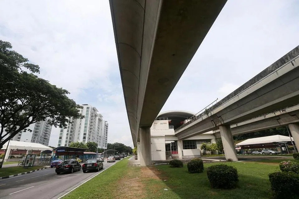 Lelaki itu ditemui di landasan ke arah timur dan dibawa kembali ke platform oleh kakitangan stesen MRT Tanah Merah.