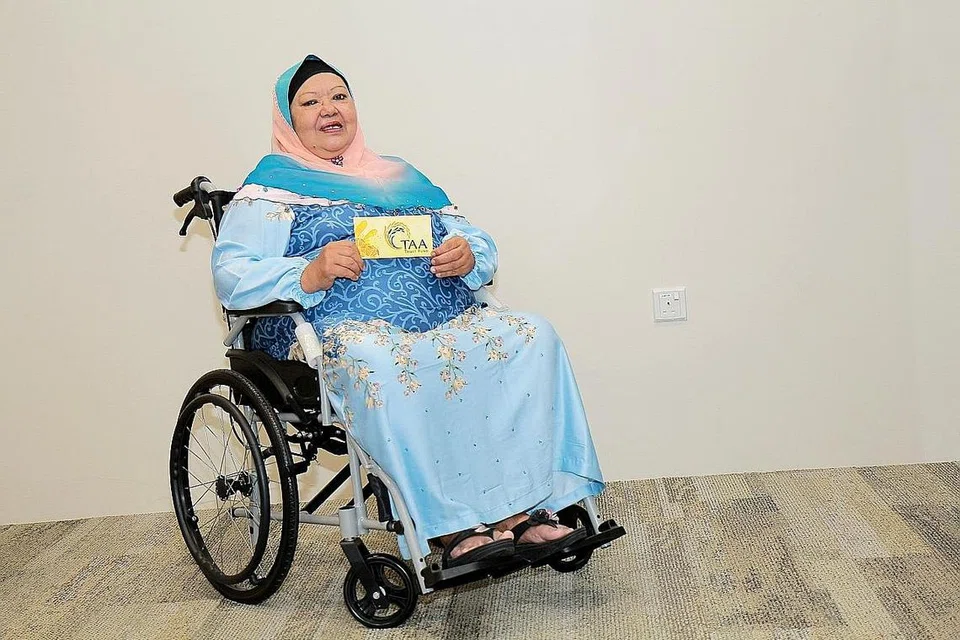 TETAP BERSYUKUR: Penerima Tabung Amal Aidilfitri, Cik Norseyah Imam Shah, 65 tahun, telah membuat permohonan bantuan TAA 10 tahun lalu apabila beliau mengalami masalah berkenaan rumahnya, dan kemudian jatuh sakit dan tidak boleh bekerja. - Foto TAA