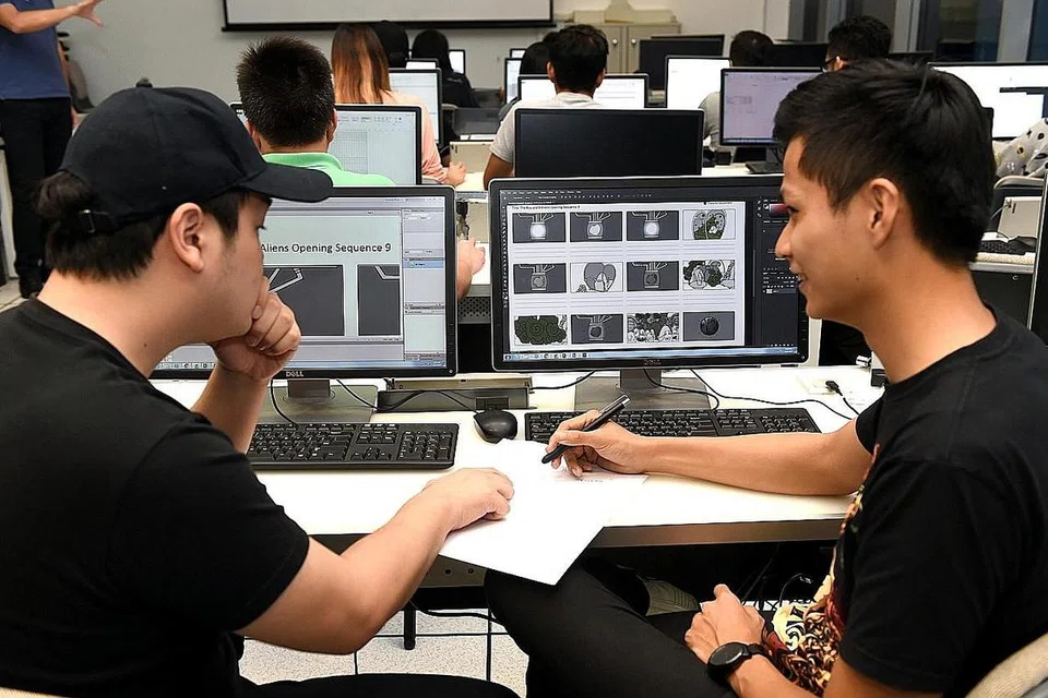 PERTINGKAT KEMAHIRAN: Peserta Program Bekerja dan Belajar (ELP) berinteraksi dalam kelas dan mengikuti kursus diploma spesialis Produksi Media Digital. - Foto POLITEKNIK NANYANG