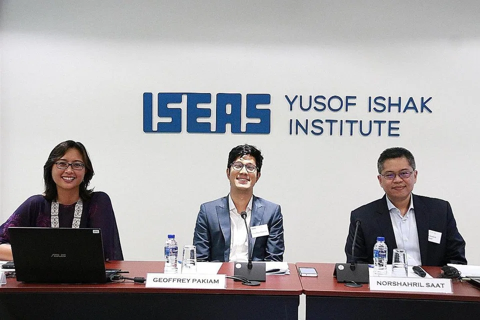 DR SERINA RAHMAN: Zamil Pelawat di Iseas-Institut Yusof Ishak berasa ragu Johor akan jatuh ke tangan pembangkang. Beliau mengatakan bahawa sokongan generasi kepada Umno, kekuatan wanita Umno dan kesangsian terhadap Parti Tindakan Demokratik (DAP) terlalu kuat untuk diatasi.