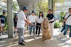 Menteri Kemampanan dan Sekitaran, Cik Grace Fu (dua dari kiri), menyertai pengerusi Majlis Kebersihan Awam (PHC), Encik Andrew Khng (kiri) dan pengarah eksekutif PHC, Dr Christina Liew (dua dari kanan), dalam kegiatan ‘plogging’ (berjoging sambil mengutip sampah) di sepanjang laluan Sentosa pada 13 April. 