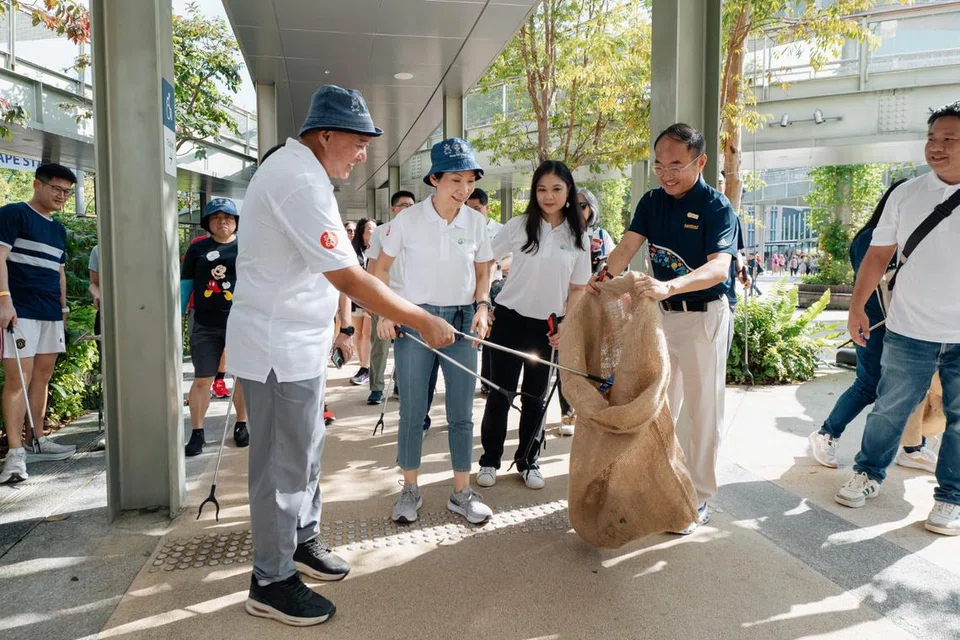 Menteri Kemampanan dan Sekitaran, Cik Grace Fu (dua dari kiri), menyertai pengerusi Majlis Kebersihan Awam (PHC), Encik Andrew Khng (kiri) dan pengarah eksekutif PHC, Dr Christina Liew (dua dari kanan), dalam kegiatan ‘plogging’ (berjoging sambil mengutip sampah) di sepanjang laluan Sentosa pada 13 April. 