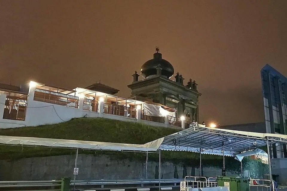 SENTIASA DIKUNJUNGI RAMAI: Masjid Haji Muhammad Salleh yang terletak di Palmer Road ini kini memerlukan bantuan bagi projek peningkatan dan naik taraf demi keselesaan semua jemaah. - Foto-foto MASJID HAJI MUHAMMAD SALLEH