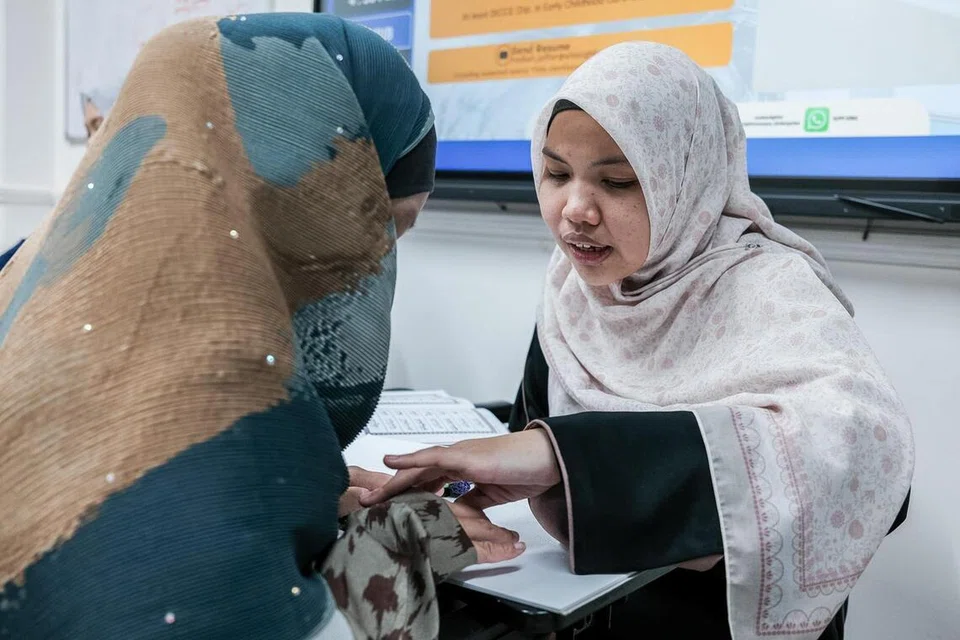 Menurut Ustazah Izzati, kekurangan asatizah di Singapura yang mahir mengajar Al-Quran Braille menjadi antara faktor yang mendorong beliau menceburi bidang itu.