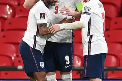 PENJARING UTAMA: Harry Kane (tengah) bersama Phil Foden (kanan) dan Raheem Sterling (kiri) selepas menjaringkan gol sewaktu kelayakan Piala Dunia 2022 antara England dan Poland pada 31 Mac lalu. - Foto AFP