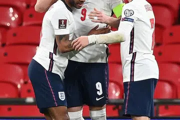 PENJARING UTAMA: Harry Kane (tengah) bersama Phil Foden (kanan) dan Raheem Sterling (kiri) selepas menjaringkan gol sewaktu kelayakan Piala Dunia 2022 antara England dan Poland pada 31 Mac lalu. - Foto AFP