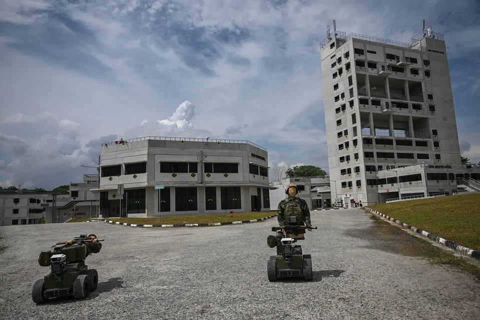 Sasaran Manekin 3D Mudah Alih di Bandar Safti yang dipasang dengan penderia dan roda untuk meniru rondaan dan bala musuh. 