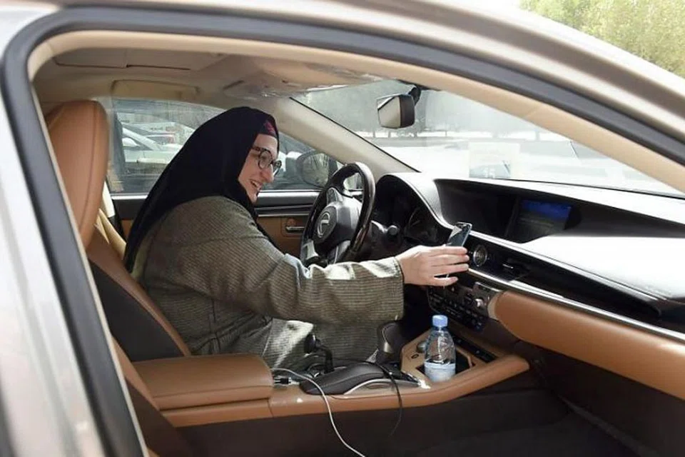 TENGKARAH: Dunia mengalu-alukan langkah Arab Saudi menarik balik larangan memandu ke atas wanita (atas), namun tidak lama kemudian kerajaan itu terkait dengan pembunuhan wartawan Jamal Khashoggi di Turkey, yang mayatnya belum diketahui di mana hingga sekarang. - Foto fail AFP dan REUTERS