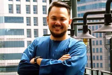 PILIH LAGU WANITA: Imran Ajmain meminta Yusnor Ef memilih lagu Raya yang asalnya dinyanyikan wanita bagi menguji vokalnya. - Foto MEDIA PRIMA