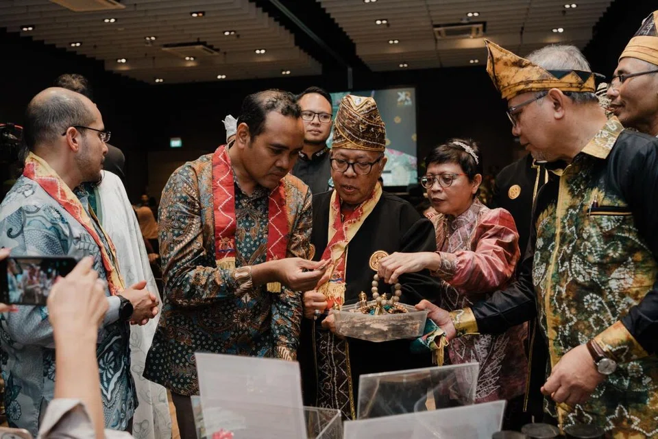 Menteri Negara (Ehwal Luar merangkap Pembangunan Sosial dan Keluarga), Encik Zhulkarnain Abdul Rahim (tengah) bersama Setiausaha Parlimen Kanan (Pendidikan merangkap Pembangunan Negara), Dr Syed Harun Alhabsyi (kiri) di sebuah pameran yang diadakan di Simposium AKAR 2026.