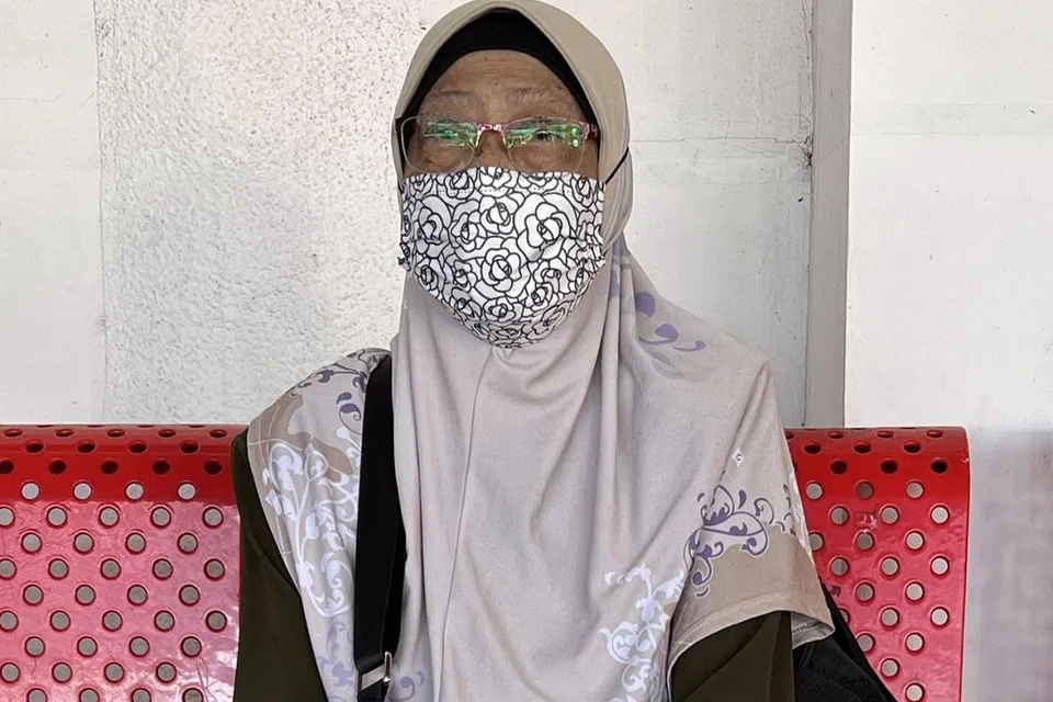 Cik Saimah Ali, 74 tahun, warga Singapura yang mempunyai pas lawatan jangka panjang di Malaysia manakala suaminya seorang warga Malaysia yang menetap di Johor Bahru.