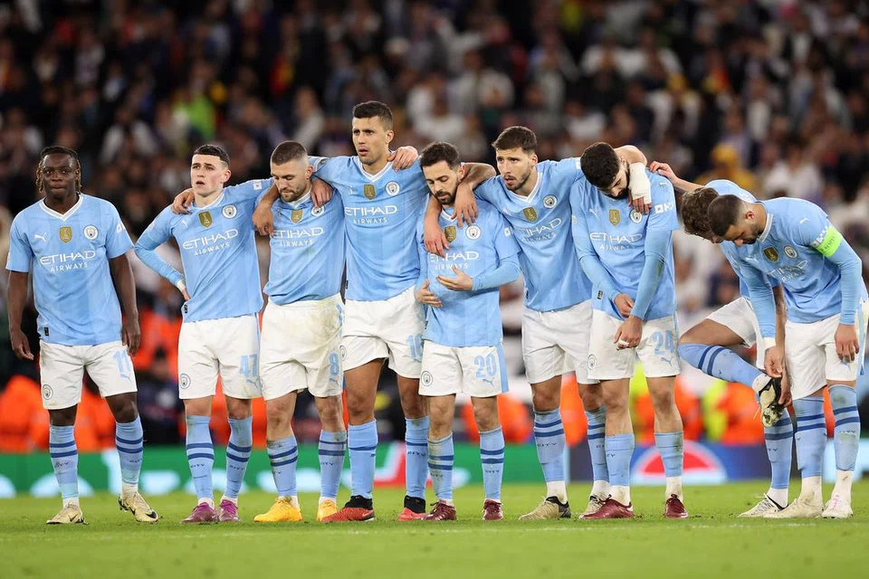 Pemain Manchester City menantikan nasib mereka dalam Liga Juara-Juara semasa sepakan penalti penentu ketika menentang Real Madrid dalam suku akhir pada 18 April di Stadium Etihad.
