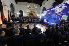 (Kiri) Presiden Xi Jinping bagi China dan Presiden Peru, Cik Dina Boluarte, menghadiri majlis perasmian maya “megaport” Chancay di bandar kecil Chancay, 78 kilometer ke utara ibu kota Peru, di Istana Pemerintah  Lima pada 14 November sempena Sidang Puncak Kerjasama Ekonomi Asia-Pasifik (Apec).