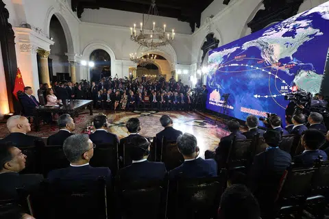 (Kiri) Presiden Xi Jinping bagi China dan Presiden Peru, Cik Dina Boluarte, menghadiri majlis perasmian maya “megaport” Chancay di bandar kecil Chancay, 78 kilometer ke utara ibu kota Peru, di Istana Pemerintah  Lima pada 14 November sempena Sidang Puncak Kerjasama Ekonomi Asia-Pasifik (Apec).